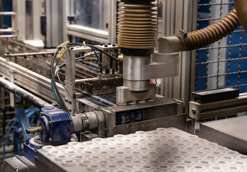Uniaxiales Pressen von Keramikgranulaten in Werkzeugen aus Stahl, Hartmetall oder Keramik. Produktion von Prototypen bis Großserien mit bis zu 20 Zyklen pro Minute