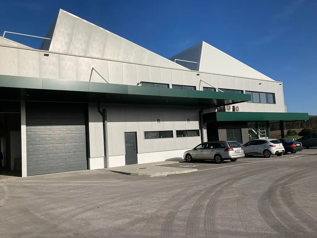 Exterior view of the modern Rauschert AMeal production site in Portugal - innovative factory building and symbol of international expansion.