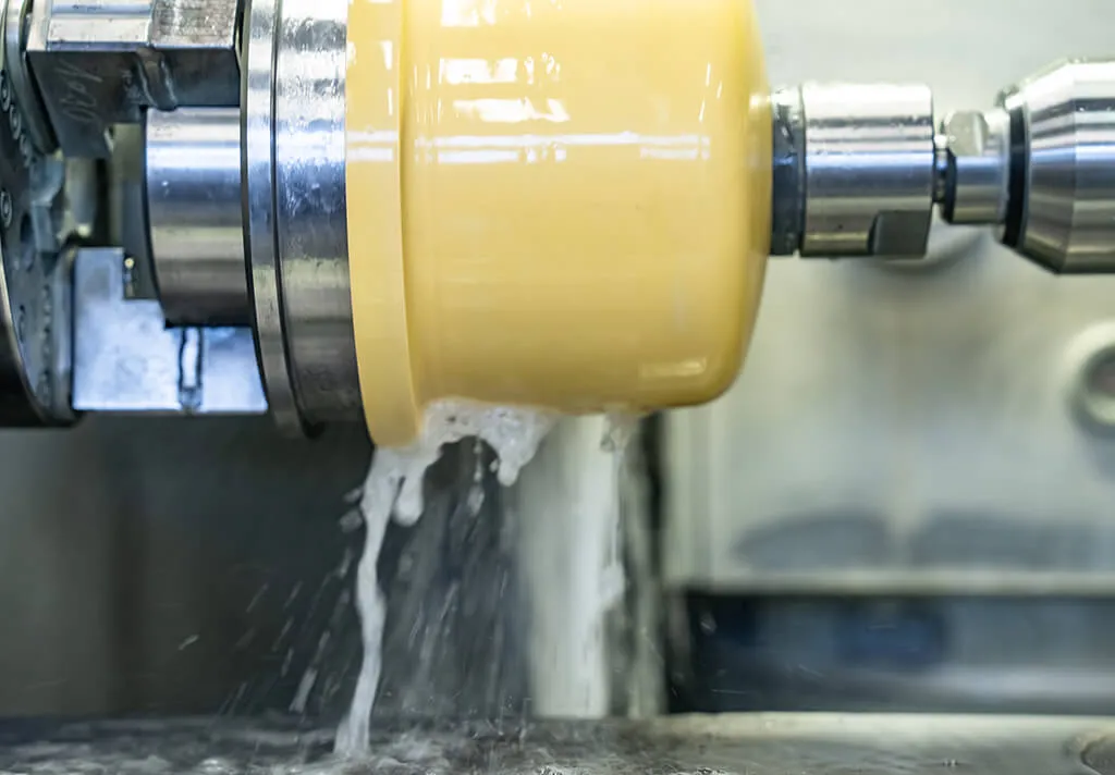 Präzisionsmaschinen bringen keramische Komponenten in exakte Form mit μm-Präzision, unter Verwendung von Spann-, Schleif-, Diamantsägen-, Ultrasonic- und Lasertechnologien