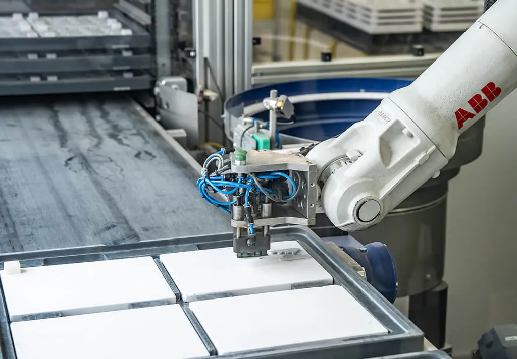 Ceramic injection molding for complex components and high quantities with flexibility in shaping