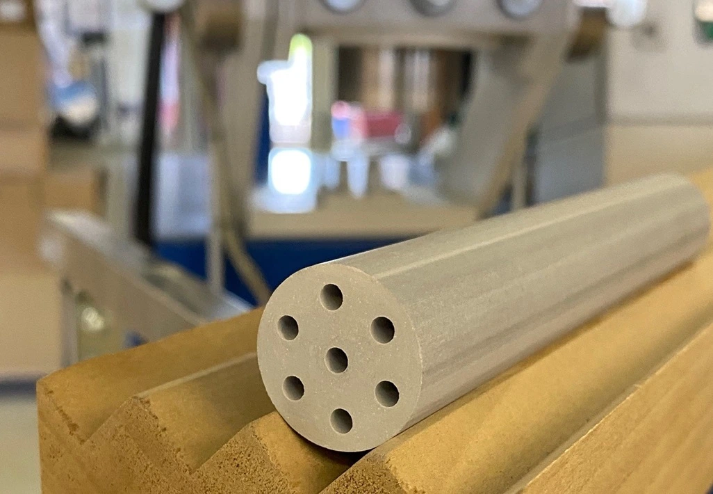 Extrusion of ceramic parts with a wide variety of geometries – from tubes and rods to delicate structures and multi-hole tubes.